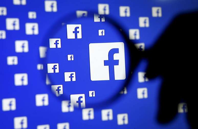 Vista de logotipo do Facebook vista com uma lupa. 16/12/ 2015. REUTERS/Dado Ruvic      