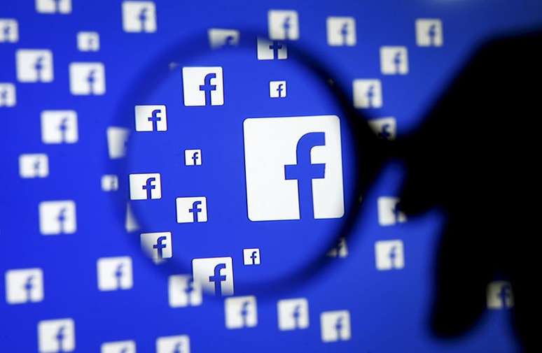 Vista de logotipo do Facebook vista com uma lupa. 16/12/ 2015. REUTERS/Dado Ruvic      