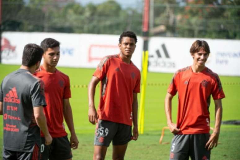 Garotos do Ninho treinaram com o elenco profissional de Rogério Ceni (Foto: Alexandre Vidal / Flamengo)