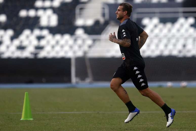 Rafael Moura treinando no Estádio Nilton Santos (Foto: Vítor Silva/Botafogo)