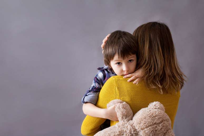 mãe e filho se abraçando