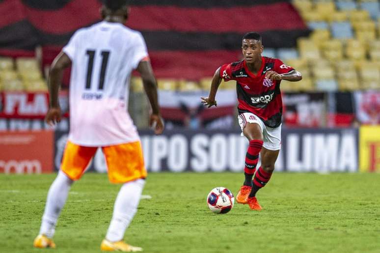 O meia Max, formado no Ninho do Urubu, em ação pelo Flamengo (Foto: Marcelo Cortes/Flamengo)