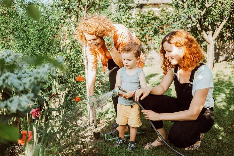 Mãe, filho e avó em jardim