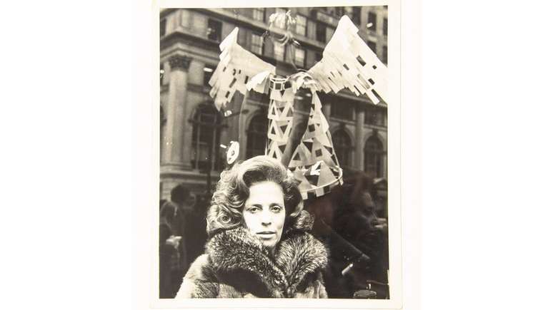 Em setembro de 1971, Zuzu Angel realizou um desfile-protesto em Nova York. As modelos usavam figurinos bordados com tanques, fuzis e canh&otilde;es