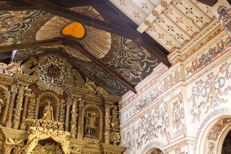 Veja as pinturas religiosas no teto e na nave da igreja da redu&ccedil;&atilde;o jesu&iacute;ta em San Miguel, na Bol&iacute;via