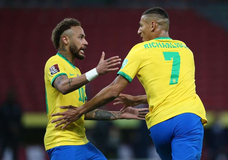 Richarlison ao lado de Neymar durante jogo da seleção brasileira nesta Copa América