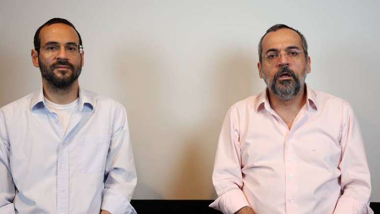 Arthur (à esquerda) e Abraham Weintraub, em vídeo postado para falar sobre participação na crise do coronavírus