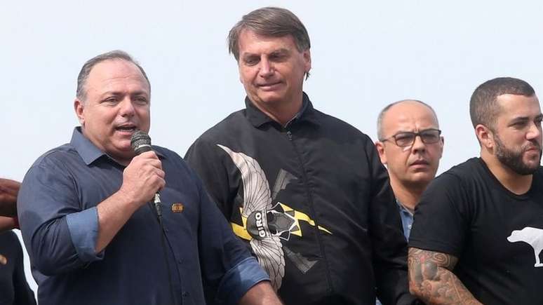 Pazuello no ato de apoio a Bolsonaro; Exército decidiu não puni-lo