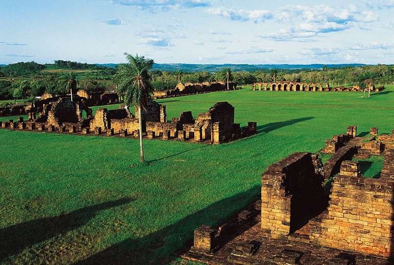 O sucesso da experi&ecirc;ncia jesu&iacute;ta, em particular a sua alta produtividade, come&ccedil;ou a ser visto como uma amea&ccedil;a aos interesses da economia colonial... at&eacute; as ru&iacute;nas desta redu&ccedil;&atilde;o jesu&iacute;ta no Paraguai s&atilde;o magn&iacute;ficas!