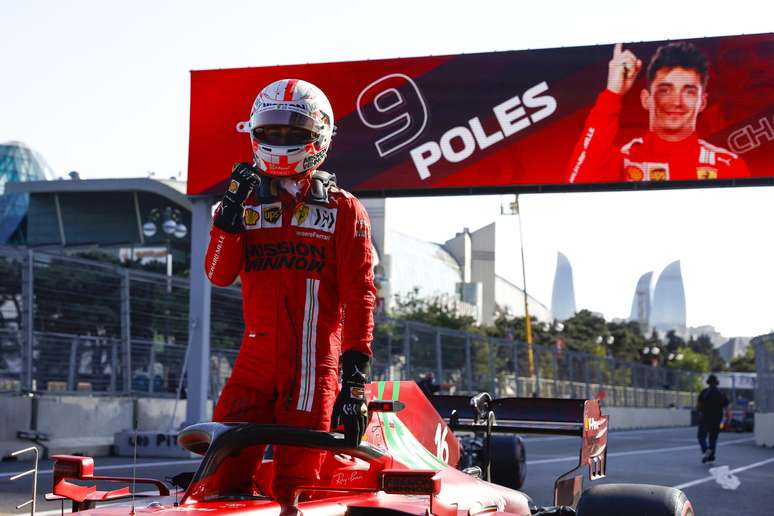 Charles Leclerc é pole em Baku 