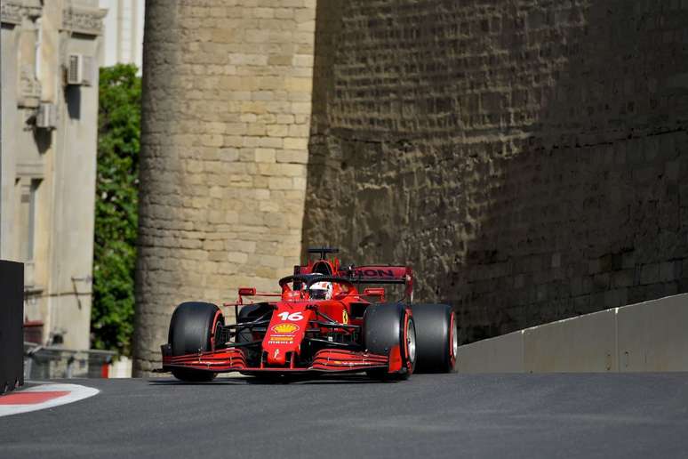 Charles Leclerc dominou as ruas de Baku e largará na pole-position, a nona da carreira do monegasco 