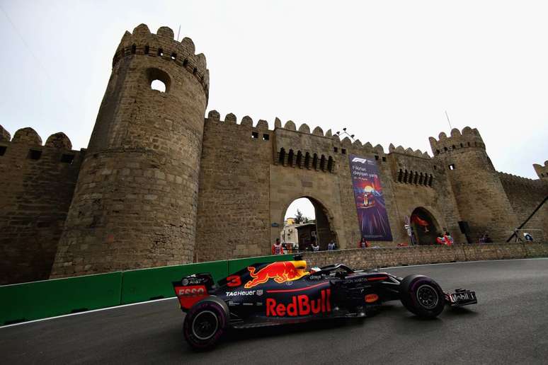 Red Bull "sobrou" nas ruas de Baku no primeiro dia de treinos para o GP do Azerbaijão.