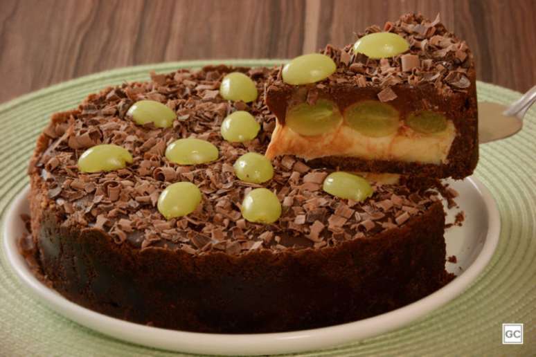 Guia da Cozinha - Torta de chocolate com leite em pó e uva