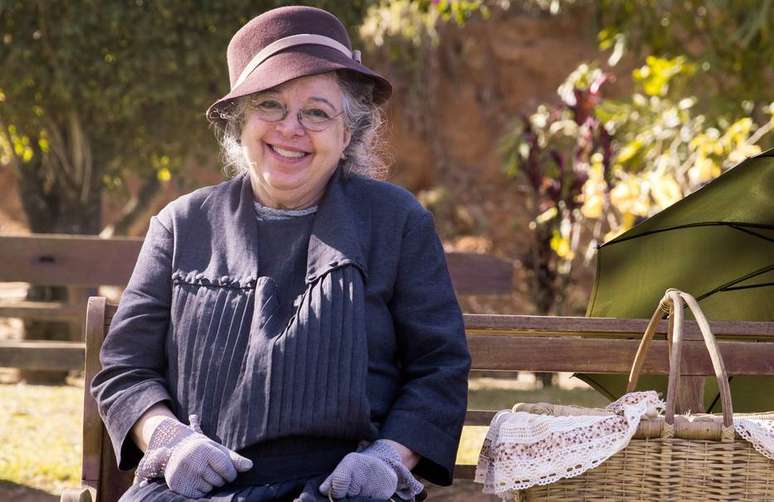 Camila Amado d&aacute; vida &agrave; personagem&nbsp;Candoca, tia de Lola (Gloria Pires), protagonista da novela '&Eacute;ramos Seis'.