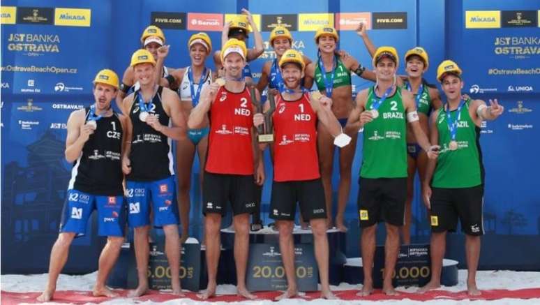 Duplas brasileiras (&agrave; direita)&nbsp;comemoram no&nbsp;p&oacute;dio da etapa de Ostrava do Circuito Mundial de V&ocirc;lei de Praia
