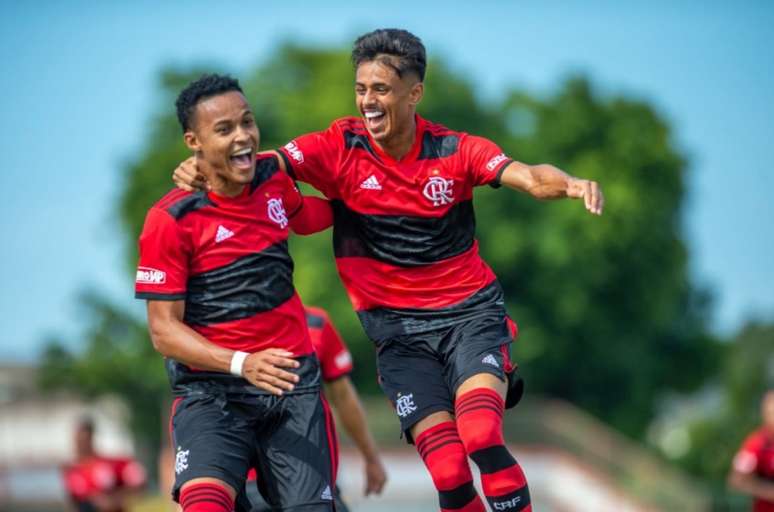 Lázaro (esquerda) abriu o marcador no jogo desta manhã (Foto: Marcelo Cortes / Flamengo)