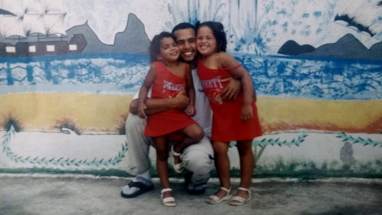 aethleen (&agrave; dir.) na inf&acirc;ncia com a irm&atilde; e o pai; ele teve passagens pelo sistema prisional e foi morto em rebeli&atilde;o, decapitado