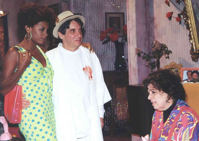 Camila Amado em cena do epis&oacute;dio 'Boca de Lixo', do seriado 'Brava Gente', em 2001, ao lado de Thalma de Freitas e Domingos de Oliveira &nbsp;