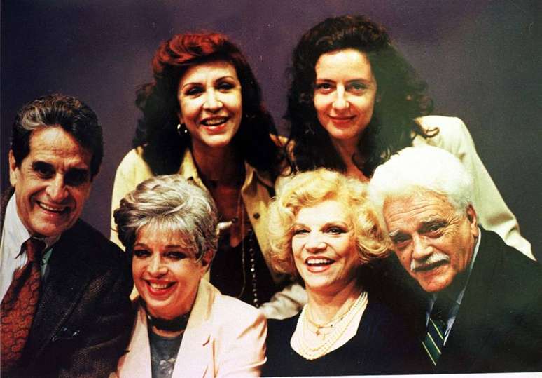 Camila Amado (a primeira na parte de baixo, &agrave; esquerda), ao lado de Luiz de Lima, &Iacute;tala Nandi, Clarice Noskier, Tonia Carrero e Walmor Chagas, o elenco da pe&ccedil;a 'Equil&iacute;brio Delicado', em 1999. &nbsp;