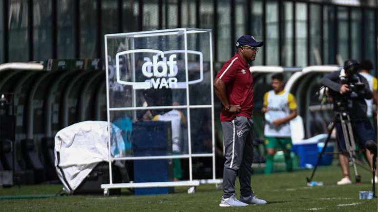 Roger Machado, durante a partida entre Fluminense e Cuiabá (Foto: LUCAS MERÇON / FLUMINENSE F.C.)