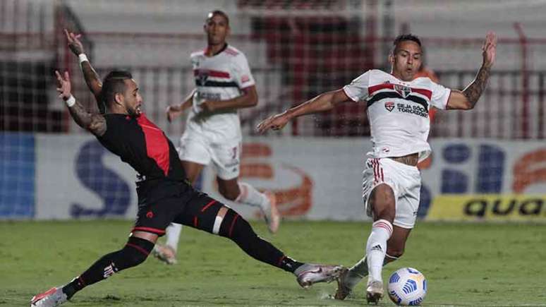 Pressão do Atlético Goianiense fez efeito contra o São Paulo (Foto: Rubens Chiri/SPFC)