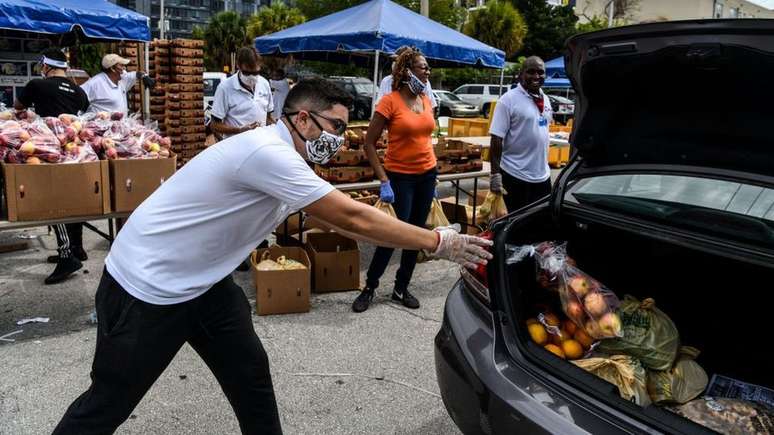 Distribuição de alimentos organizadas por ONG tem sido paliativo para o problema