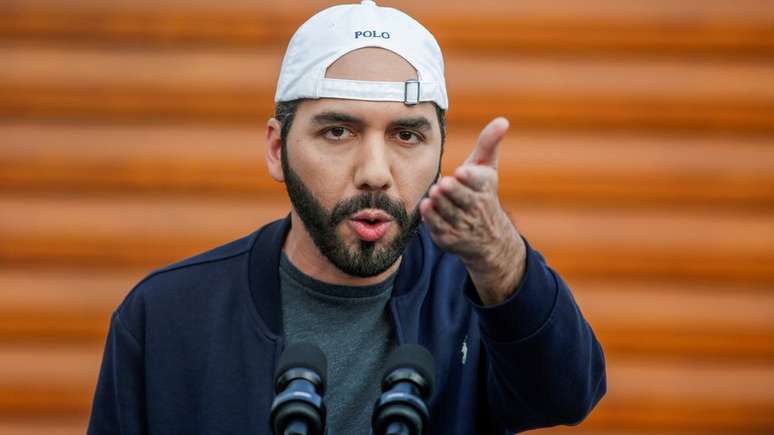 O presidente Nayib Bukele afirma que ser&aacute; mais f&aacute;cil para as pessoas enviarem dinheiro para casa