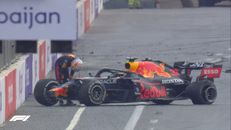 Max Verstappen se desespera com o acidente sofrido no fim do GP do Azerbaij&atilde;o 