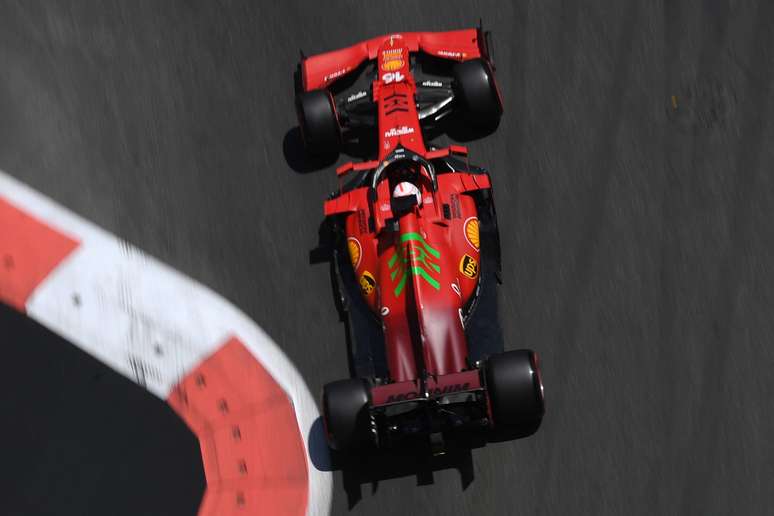 Charles Leclerc passou dos 330 km/h neste domingo em Baku 