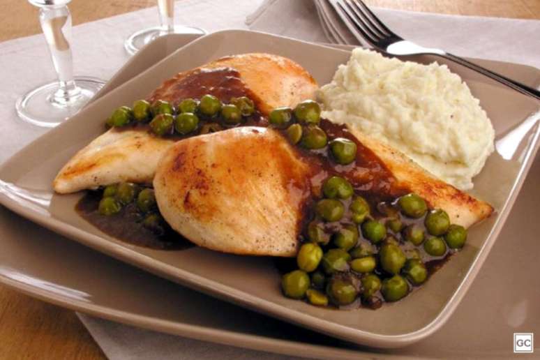 Guia da Cozinha - Peito de frango com molho de cerveja e ervilha