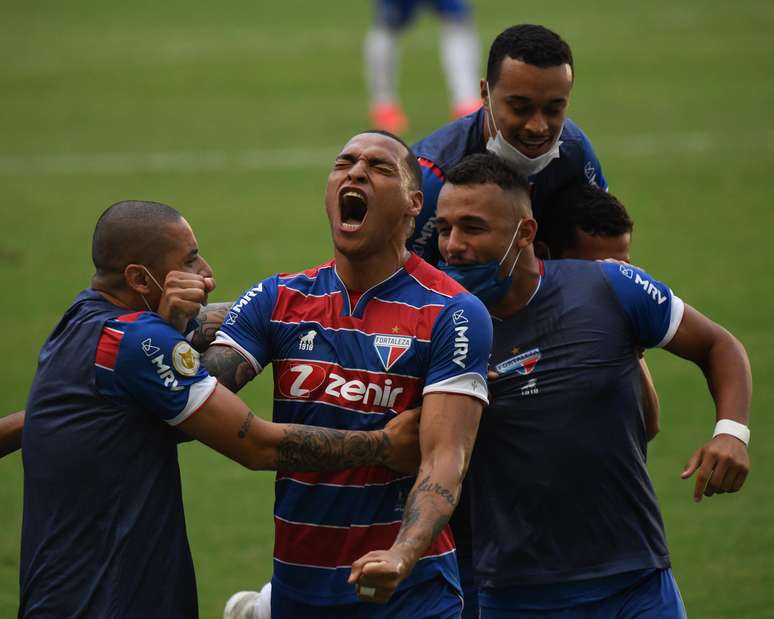  Titi jogador do Fortaleza comemora seu gol com jogadores do seu time durante partida contra o Internacional