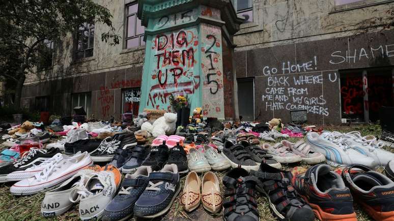 Alguns canadenses colocaram sapatos de crianças em recordação aos pequenos que morreram em escola no passado