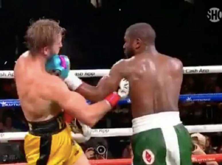 Floyd Mayweather dominou luta de exibição contra o youtuber Logan Paul (Foto reprodução)