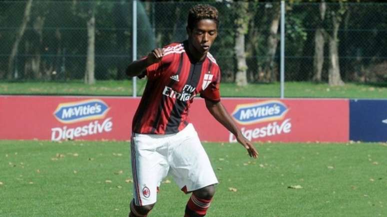 Seid Visin na época que atuava nas categorias de base do Milan (ITA), o jovem nasceu na Etiópia e foi para Itália para seguir carreira futebolística (Reprodução / Twitter)