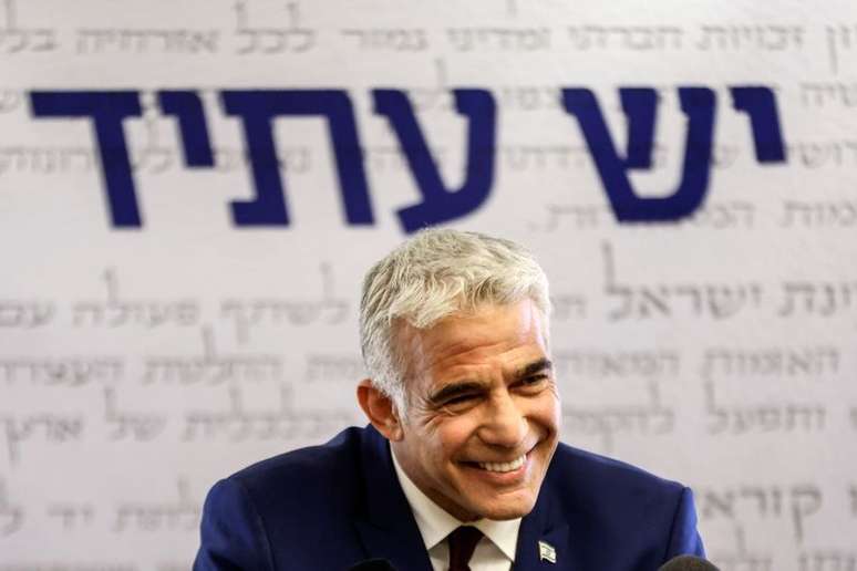 L&iacute;der do partido Yesh Atid, Yair Lapid, durante entrevista coletiva no Parlamento de Israel em Jerusal&eacute;m
07/06/2021 REUTERS/Ronen Zvulun