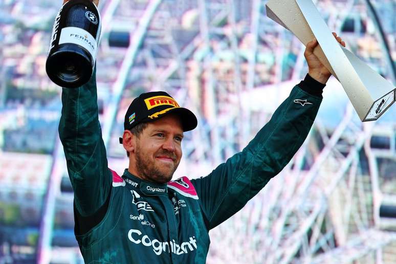 Sebastian Vettel conquistou o pódio e celebrou a maior adaptação à Aston Martin 