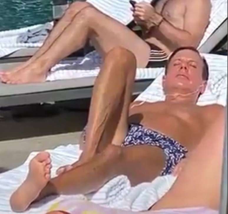 O governador João Doria tomando banho de sol em hotel, sem máscara