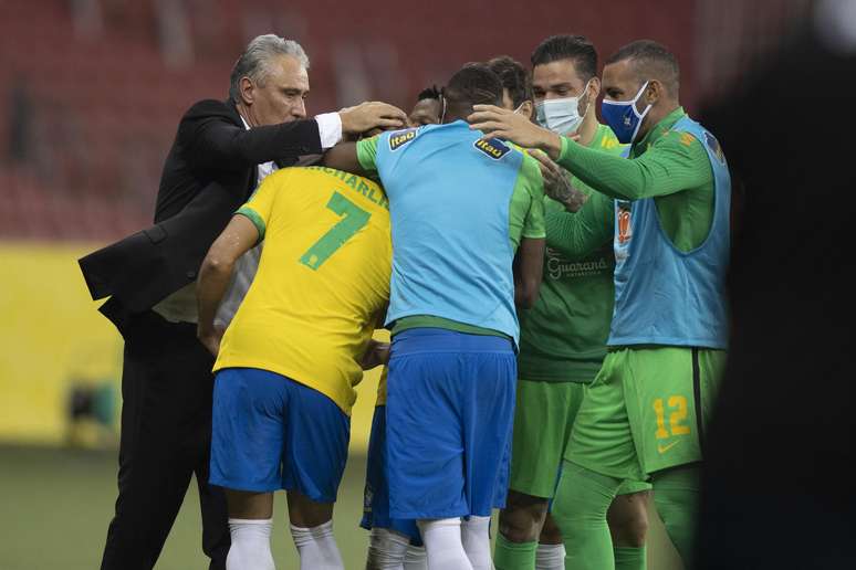 Jogadores do Brasil apoiam Tite