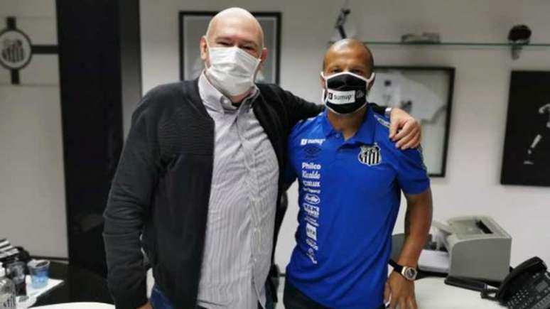 Carlos Sánchez ao lado do presidente Andres Rueda (Foto: Guilherme Kastner/Santos FC)