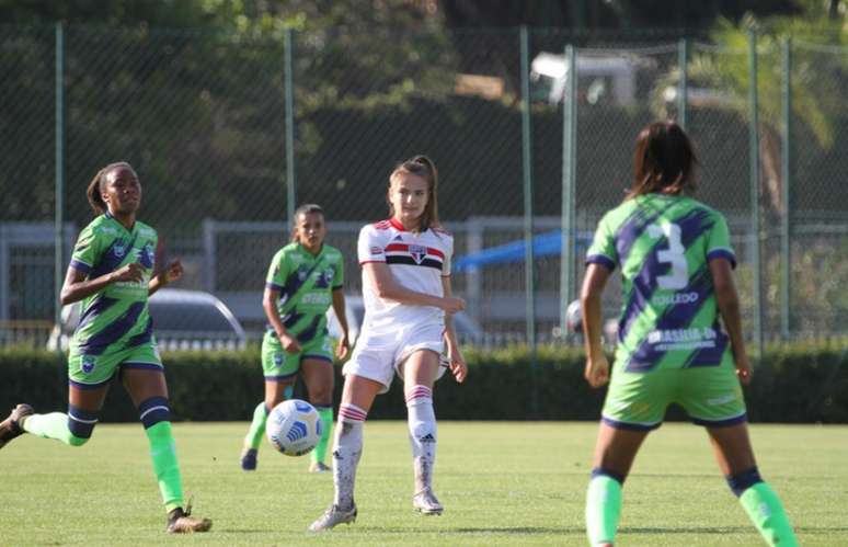 Natane sofreu lesão no joelho contra o Corinthians (Foto: Gabriela Montesano/saopaulofc.net)