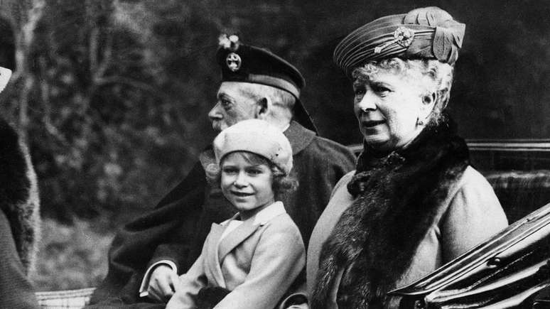 Lilibet era o apelido da rainha Elizabeth quando criança; A imagem mostra a rainha Elizabeth criança ao lado dos avós em 1932