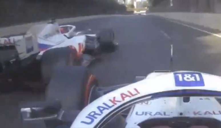 Nikita Mazepin fechou Mick Schumacher na linha de chegada. O alem&atilde;o criticou duramente o colega de Haas 