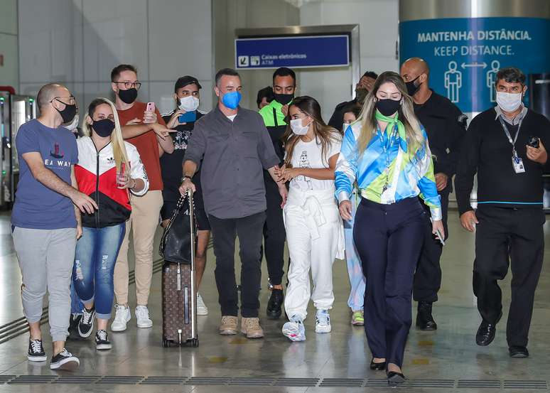 A artista foi flagarada no aeroporto na manh&atilde; desta segunda-feira (7).