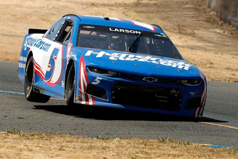 Kyle Busch disse que Larson teve um &ldquo;carro de outro mundo&rdquo; em Sonoma 