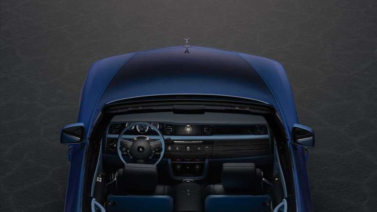Interior do Rolls-Royce Boat Tail conta com acabamento de luxo na cor azul.