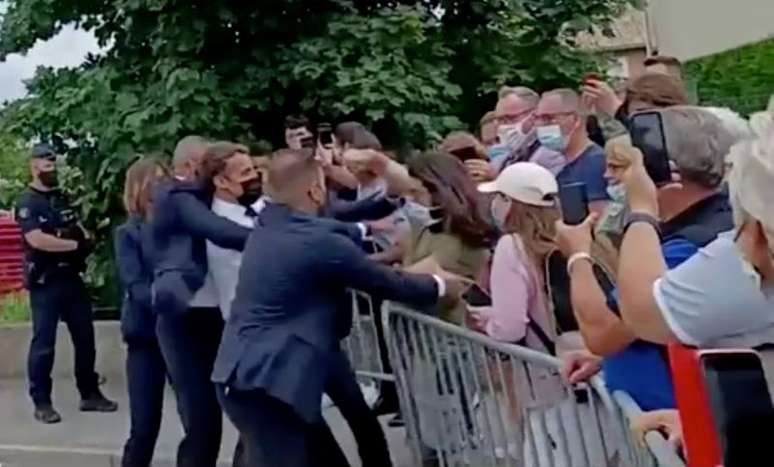 Presidente da França, Emmanuel Macron, leva tapa no rosto durante visita a Tain-l'Hermitage, no sul da França
08/06/2021 BFMTV via Reuters TV