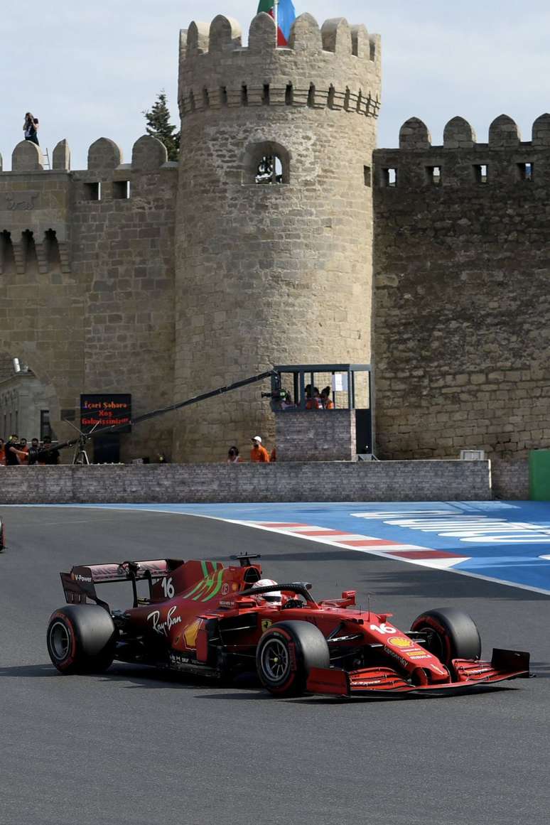 Pole-position, Charles Leclerc viu a Ferrari sofreu com ritmo de corrida e terminou o GP do Azerbaijão na quarta posição 