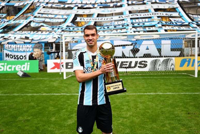 Emanuel com a taça da Recopa. Jovem vem ganhando espaço com Tiago Nunes (Divulgação)