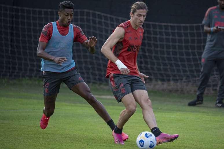 Filipe Luís e Bruno Henrique devem ser titulares do Flamengo diante do Coritiba (Foto: Alexandre VidalFlamengo)