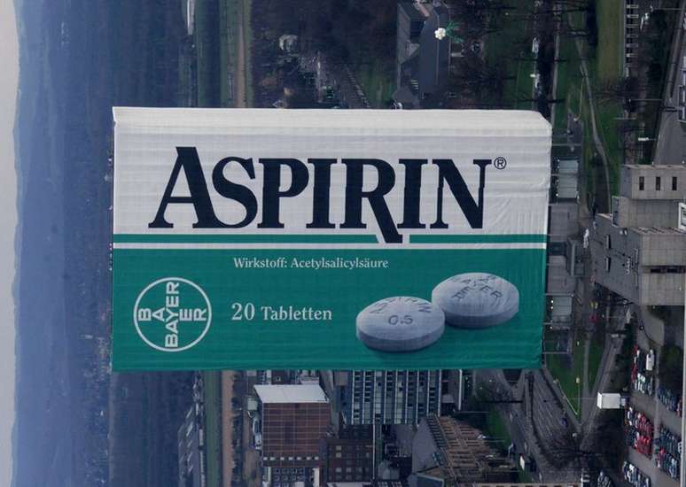 Prédio administrativo da empresa química alemã Bayer AG em Leverkusen embrulhado como uma caixa gigante de "Aspirina" para comemorar o 100º aniversário do famoso analgésico da empresa.
05/03/1999 AKW/NS